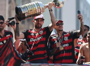 taca-do-flamengo-quebra-durante-festa-do-titulo-da-libertadores