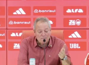 abel-braga-rejeita-camisa-rosa-e-compara-time-a-“bando-de-veados”