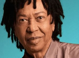 djavan-celebra-50-anos-de-carreira-em-turne-especial;-veja-data-e-valores