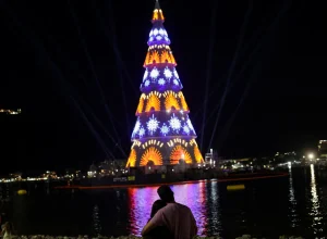 botafogo-ganha-arvore-de-natal-flutuante-com-80-metros-e-milhoes-de-luzes