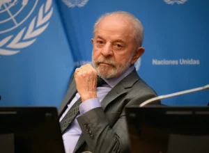 apesar-de-recuo,-lula-ainda-venceria-todos-os-adversarios-no-2o-turno,-diz-atlas/bloomberg