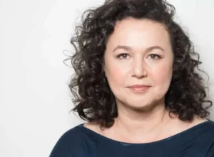 atriz-de-‘tres-gracas’-retorna-as-telas-apos-tratamento-de-cancer-de-mama-agressivo