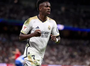 vini-jr-vacila,-mas-real-vence-com-dois-de-mbappe-e-segue-caca-ao-barcelona