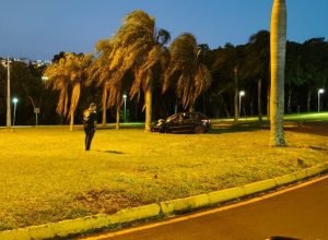 carro-bate-em-arvore-na-madrugada-e-deixa-4-feridos-no-parque-jaboti