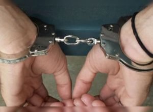 homem-e-preso-apos-ameacar-esposa-com-faca-e-desacatar-pm