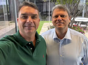 bolsonaro-pediu-para-agradecer-apoio-de-tarcisio-ao-meu-nome,-diz-flavio