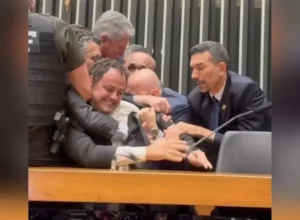 glauber-braga-e-retirado-a-forca-apos-ocupar-a-mesa-diretora-da-camara