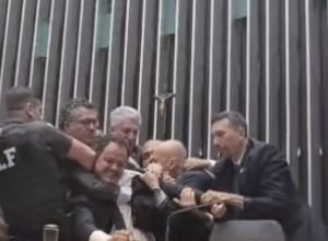 glauber-braga,-retirado-a-forca-do-plenario,-denuncia-‘acao-golpista’