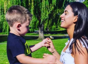 brasileira-luta-pela-guarda-do-filho-contra-irmao-de-secretaria-de-trump