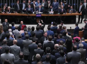 camara-aprova-projeto-que-reduz-penas-de-bolsonaro-e-reus-do-8-de-janeiro