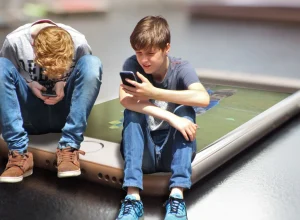 australia-proibe-o-uso-de-redes-sociais-por-menores-de-16-anos