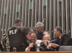 glauber-braga-e-retirado-a-forca-apos-ocupar-mesa-da-camara