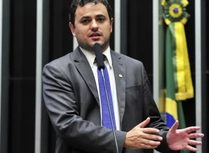 camara-tem-reviravolta-e-decide-suspender-glauber-por-seis-meses-em-vez-de-cassa-lo