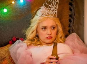 apos-indicacao-no-globo-de-ouro,-aimee-lou-wood-apresenta-nova-personagem