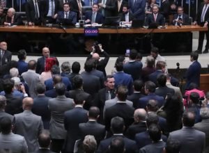 camara-rejeita-cassacao-de-carla-zambelli-e-suspende-glauber-braga