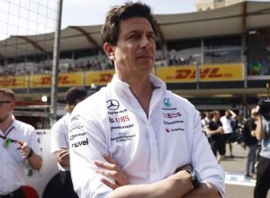 toto-wolff-diz-que-ele-e-hamilton-pensam-em-derrota-de-2021-“todos-os-dias”