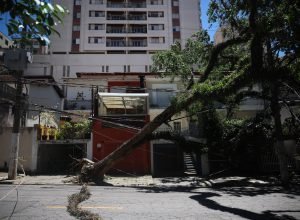 em-mais-um-dia-sem-luz,-moradores-de-sp-usam-casas-de-amigos-e-familiares-como-abrigo