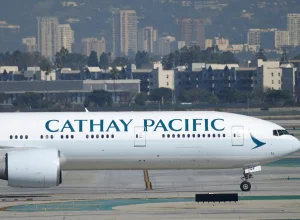 jovem-de-20-anos-e-detido-apos-tentar-abrir-porta-de-aviao-durante-voo