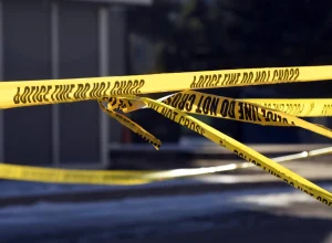 mulher-e-esfaqueada-enquanto-mudava-fralda-de-bebe;-suspeita-foi-detida