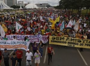 ato-de-brasilia-contra-projeto-que-reduz-pena-de-bolsonaro-tem-criticas-a-motta