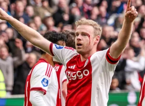 capitao-do-ajax-leva-cabecada-durante-comemoracao;-veja