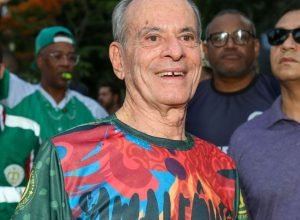 enredo-da-escola,-ney-matogrosso-vai-a-ensaio-da-imperatriz-leopoldinense