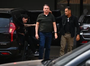 bolsonaro-tem-diagnostico-de-duas-hernias-e-defesa-pressiona-por-cirurgia