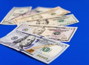 dolar-abre-em-leve-queda-nesta-segunda-feira-e-acompanha-tendencia-do-exterior