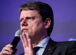 incoerente,-tarcisio-defende-privatizacoes-mas-cobra-lula-pela-enel