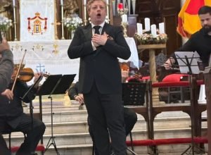 felipe-menegat,-acompanhado-do-quinteto-de-cordas-paulistano,-atrai-grande-publico-na-igreja-de-santa-ifigenia