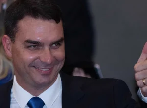 flavio-explica-por-que-foi-o-escolhido-de-bolsonaro-no-lugar-de-michelle