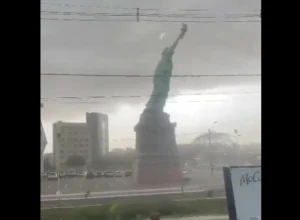 tempestade-derruba-replica-da-estatua-da-liberdade-no-rs;-veja-as-imagens