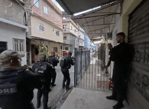 operacao-da-policia-mira-delivery-de-drogas-do-comando-vermelho-no-rj
