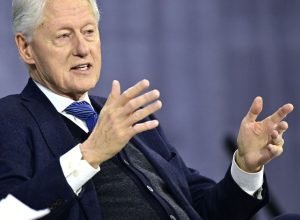 clinton-esteve-em-banheira-com-vitima-de-epstein,-diz-porta-voz-de-justica