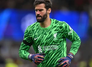 alisson-brilha,-e-liverpool-vence-tottenham-com-um-a-mais-na-premier-league