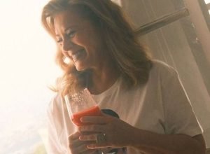 vera-fischer-posta-fotos-so-de-camiseta:-“74-anos-bem-vividos”