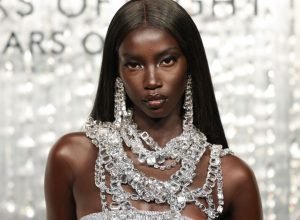 anok-yai,-eleita-“modelo-do-ano”,-revela-diagnostico-de-doenca-no-coracao