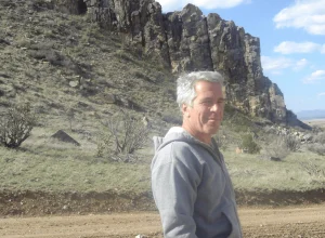 arquivos-divulgados-mostram-fotografias-de-jeffrey-epstein-com-criancas