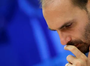 camara-cancela-passaportes-diplomaticos-de-ramagem-e-eduardo