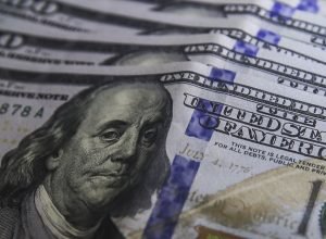 dolar-aproxima-se-de-r$-5,60-com-remessas-de-empresas-ao-exterior