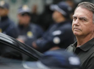 defesa-de-bolsonaro-pede-a-moraes-que-ex-presidente-seja-operado-no-natal