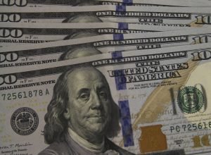 apos-sete-altas-seguidas,-dolar-cai-0,95%-e-fecha-em-r$-5,53