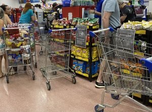 compras-as-vesperas-do-natal-lotam-supermercados-em-apucarana