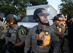 justica-dos-eua-bloqueia-envio-de-agentes-a-chicago-em-reves-para-trump