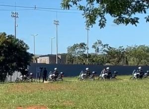 batedores-da-pm-chegam-a-pf-onde-bolsonaro-cumpre-prisao