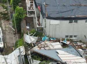 tornado-destroi-escola-e-casas-em-farroupilha,-no-rs,-com-ventos-de-mais-de-100km/h