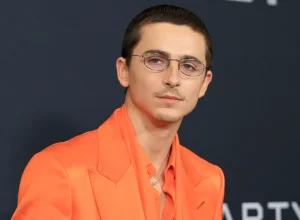 timothee-chalamet-sobe-a-maior-esfera-do-mundo-para-anunciar-estreia-de-filme