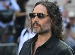 ator-russell-brand-e-acusado-de-novos-crimes-de-estupro-e-agressao-sexual