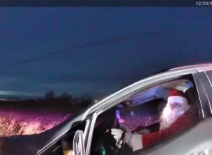 papai-noel-em-alta-velocidade-e-parado-pela-policia-nos-eua