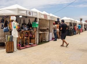 calcadao-vira-vitrine-de-talentos-e-presentes-na-praia-dos-cavaleiros